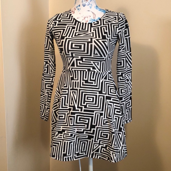 Forever 21 Dresses & Skirts - Forever21 geometric black & white dress size small